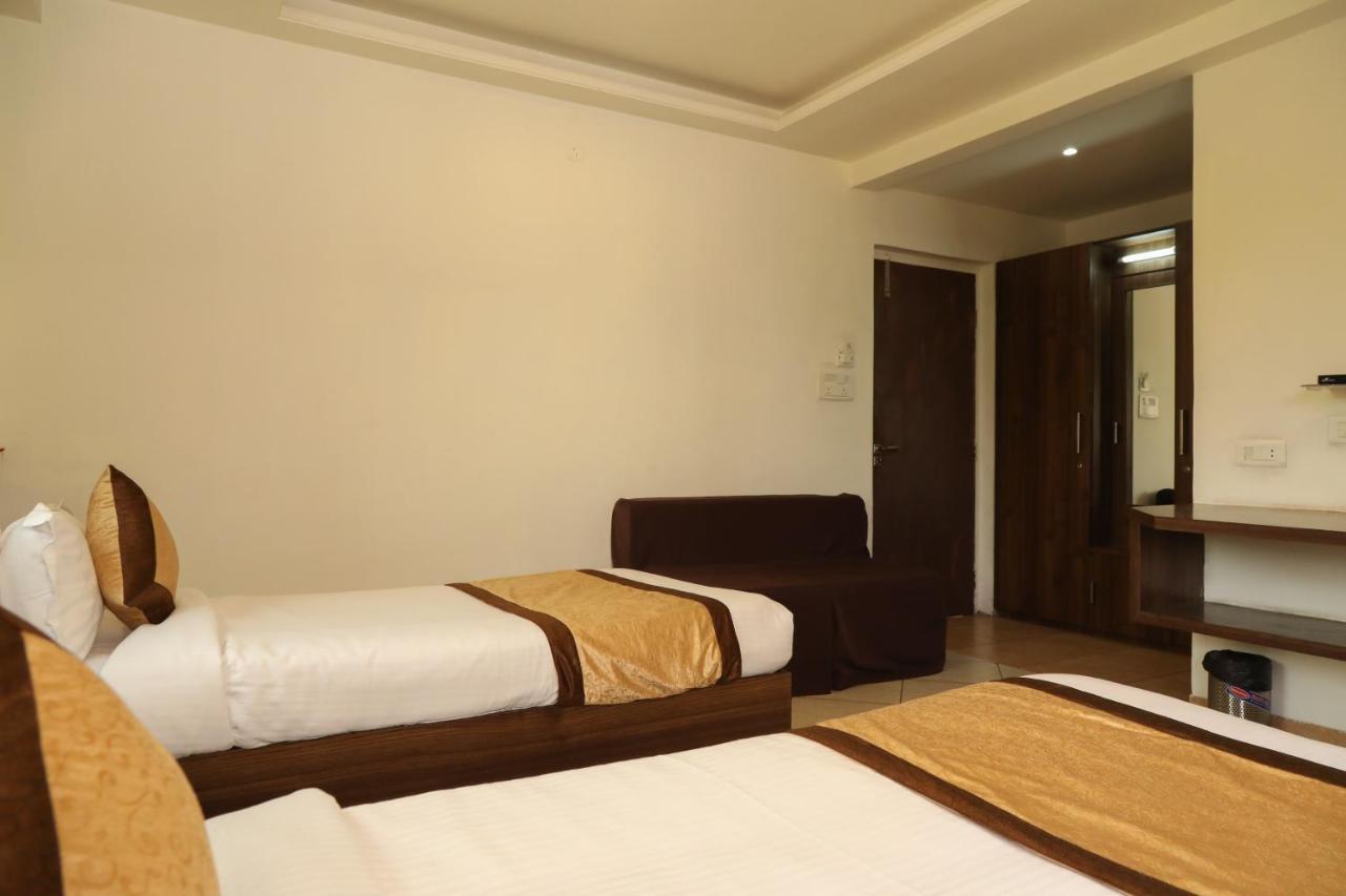 Oyo 10943 Hotel Plus Corporate Khapa  Εξωτερικό φωτογραφία